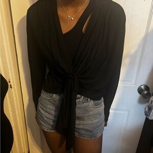 Black light weight sweater with loop closure